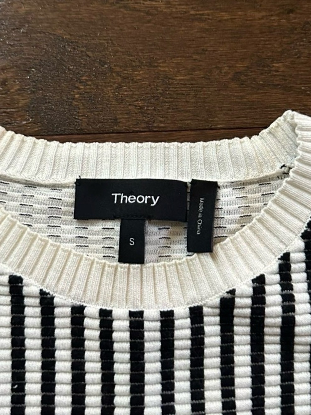 Theory Knit sleeveless Sweater White/Black Striped size Small-Like New - Picture 3 of 7